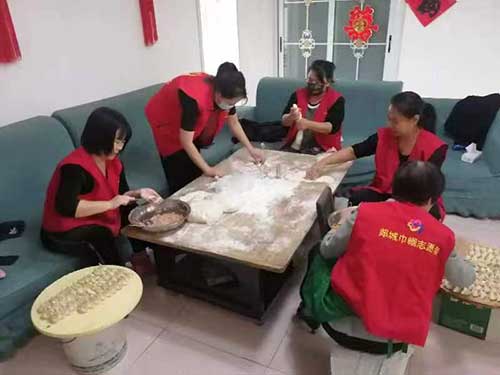 “愛在金秋，情暖重陽”包餃子送溫暖活動1.jpg