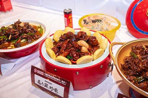 2025中國炒雞產業(yè)發(fā)展大會暨臨沂炒雞“百家爭鳴”品鑒交流會舉行3.jpg